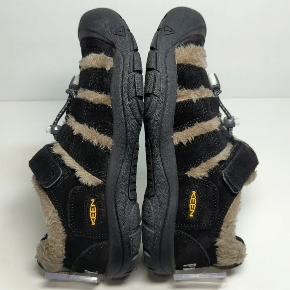 NWOT Keen big kids Newport fur TPS big fold gold shoes. Big kids size 2 EU 34